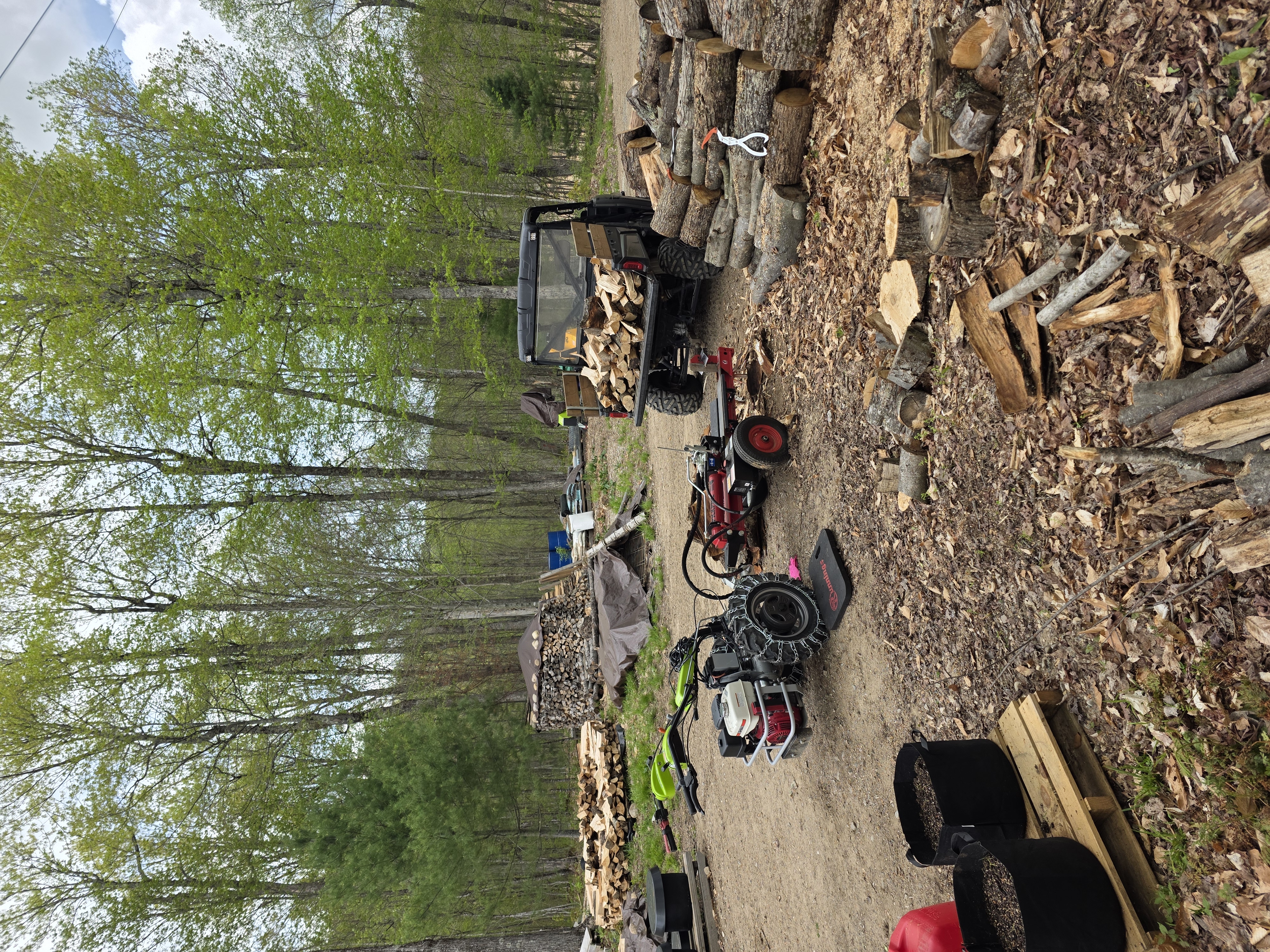 Work in sets — Splitter, Polaris, rounds, and last year’s Holz Haus in the background.