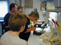 Battenkill Conservancy students at microscopes with Dan Molloy at the Cambridge Field Research Laboratory